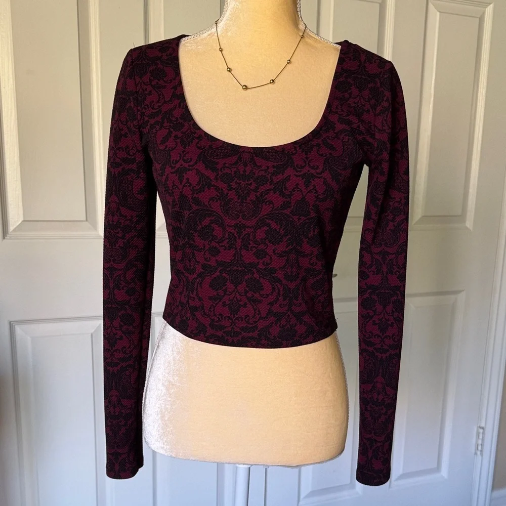 XXI Forever 21 Elegant Black and Red/ Burgundy Waffle Textured Crop Top NWOT